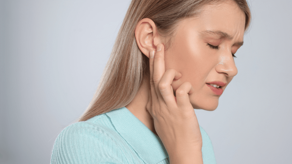 Mujer con dolor de oídos por infección