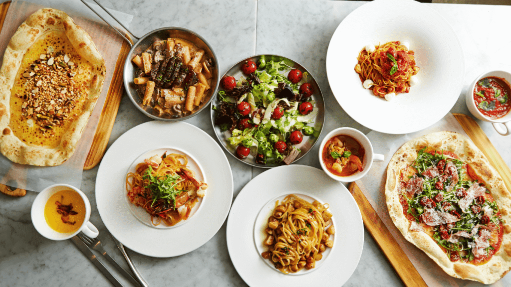 Platos de comida en la mesa