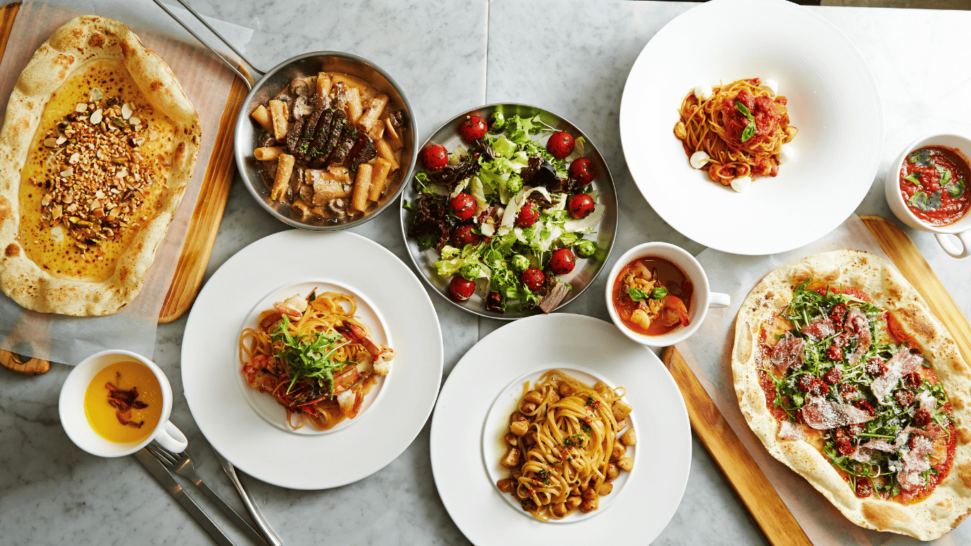 Platos de comida en la mesa